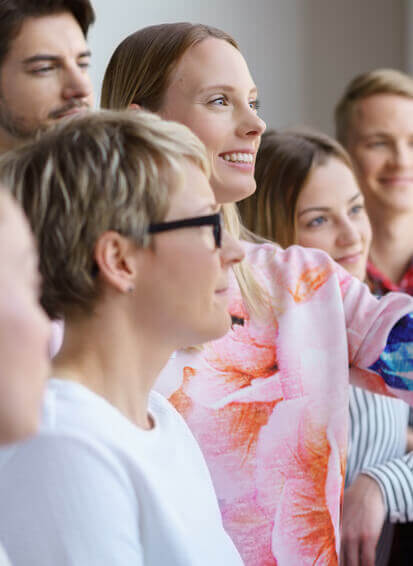 Menschen nehmen an einem Kurs teil