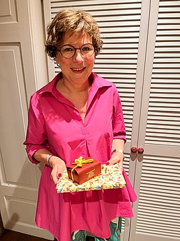 Renate Schnückel in pinker Bluse bei der Verleihung der bayerischen Staatsmedaille