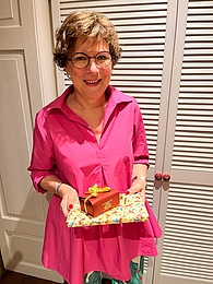 Renate Schnückel in pinker Bluse bei der Verleihung